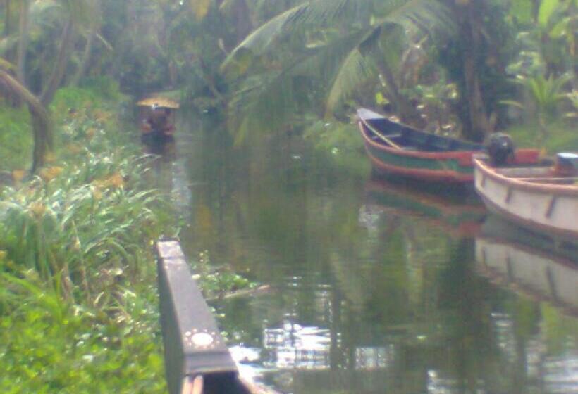 تختخواب و صبحانه Funky Art Beach House