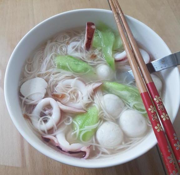 تختخواب و صبحانه Travel Light House