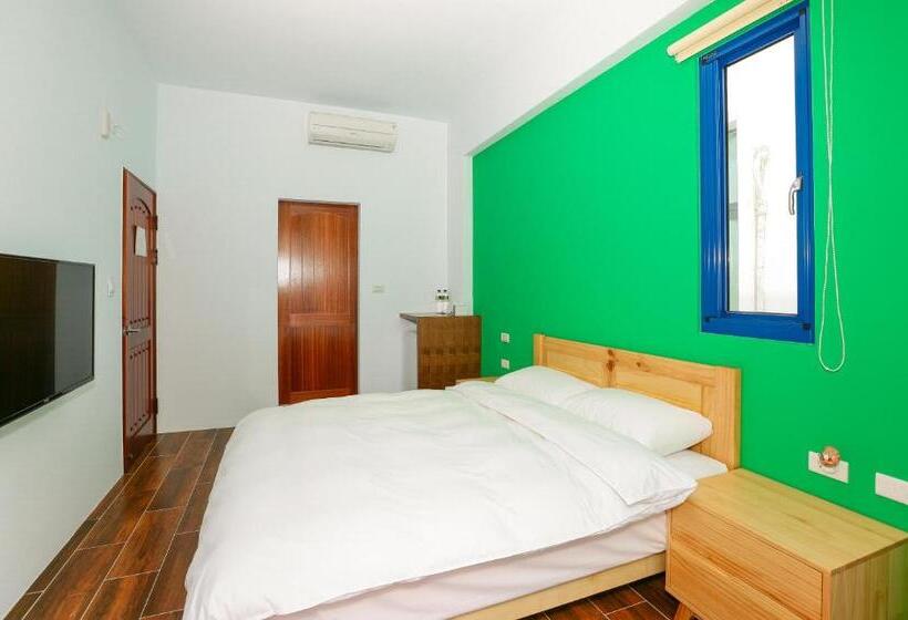 تختخواب و صبحانه Travel Light House