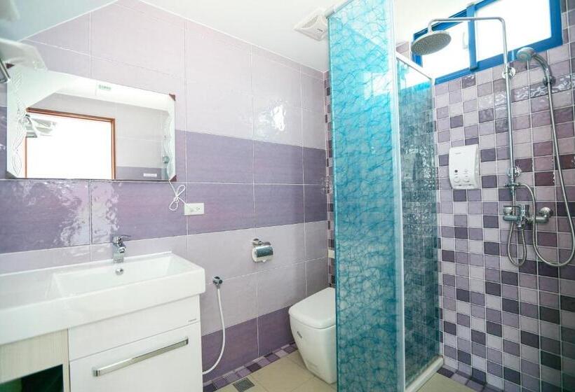 تختخواب و صبحانه Travel Light House