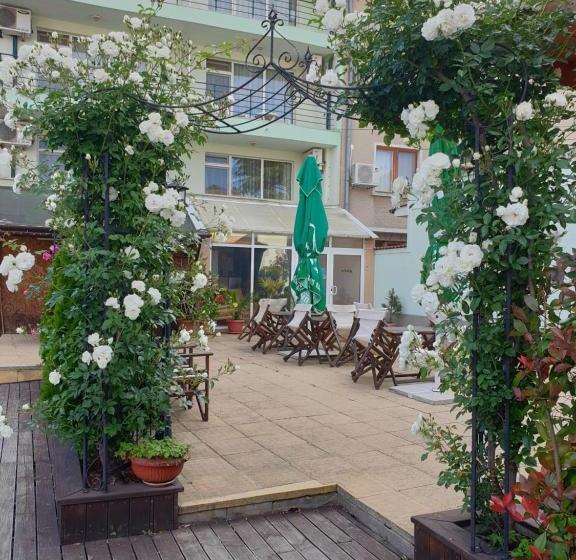 فندق Mirana Family