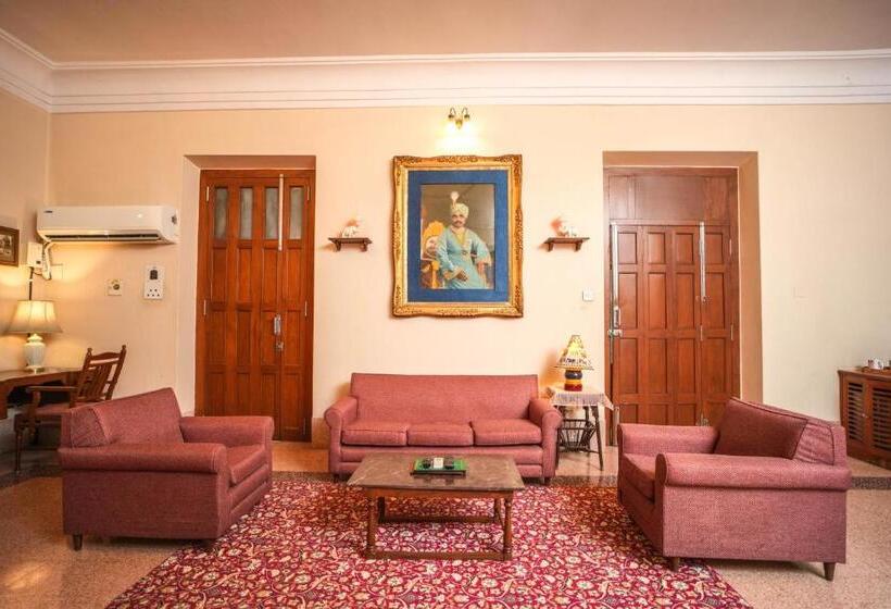 فندق Nilambag Palace