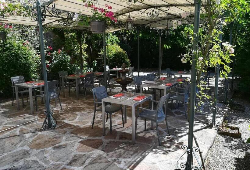 Отель Le Relais De Ceilhes