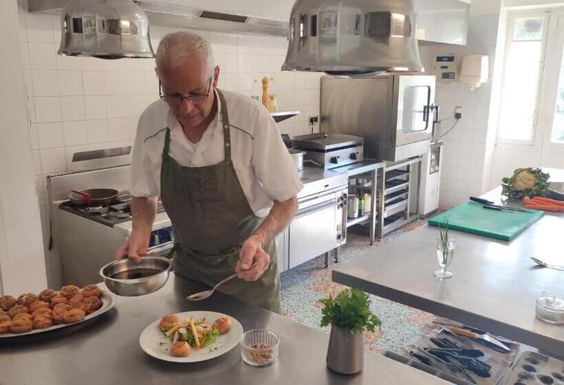 Отель Le Relais De Ceilhes