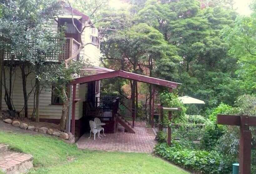 Stone's Throw Cottage Bed And Breakfast