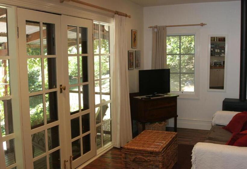 Stone's Throw Cottage Bed And Breakfast