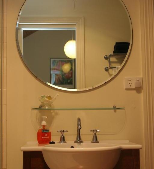 Stone's Throw Cottage Bed And Breakfast