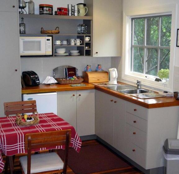 Stone's Throw Cottage Bed And Breakfast