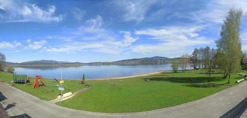 فندق Jestřábí