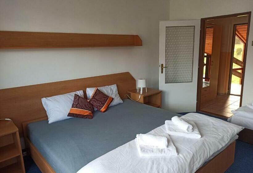 فندق Jestřábí