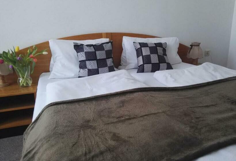 فندق Jestřábí