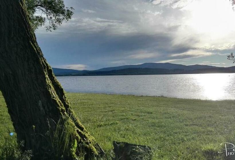 فندق Jestřábí