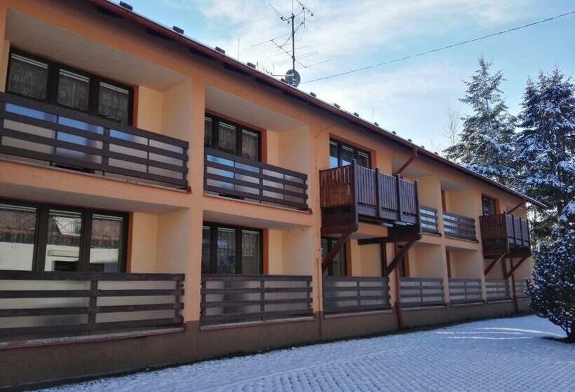 فندق Jestřábí