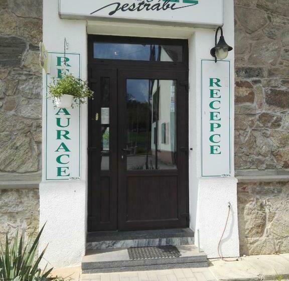 فندق Jestřábí