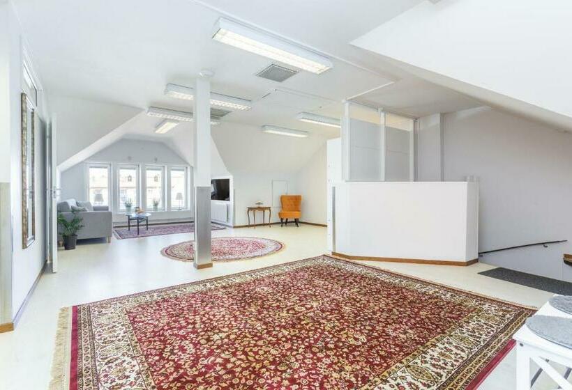 פנסיון L Drottninggatan 11