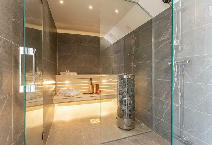 פנסיון L Drottninggatan 11