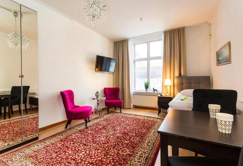 פנסיון L Drottninggatan 11