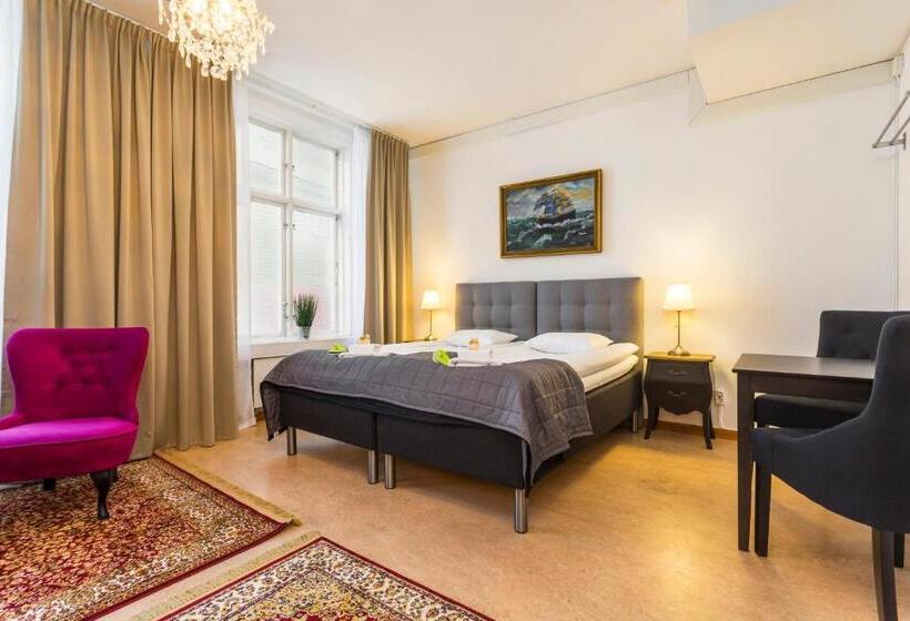 פנסיון L Drottninggatan 11