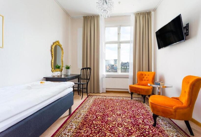 פנסיון L Drottninggatan 11