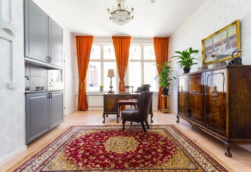 פנסיון L Drottninggatan 11