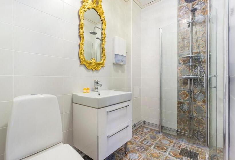 פנסיון L Drottninggatan 11