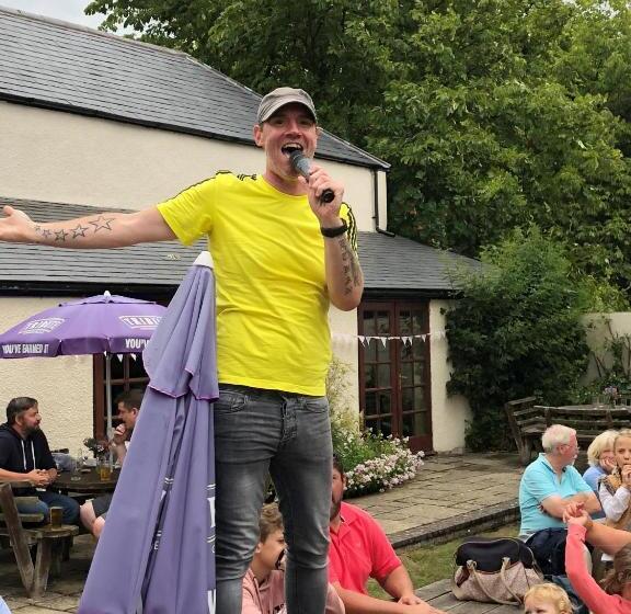 住宿加早餐  The Carew Arms