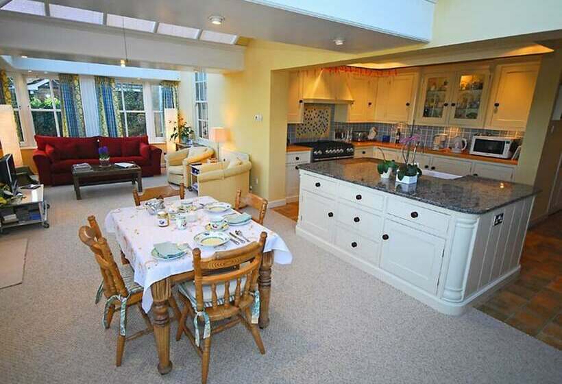 Norfolk House Bed And Breakfast