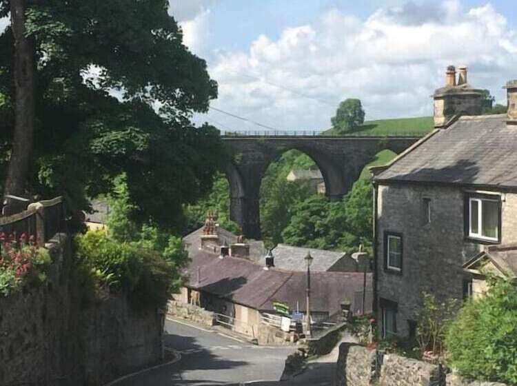 Bed and Breakfast Inglenook Guest House