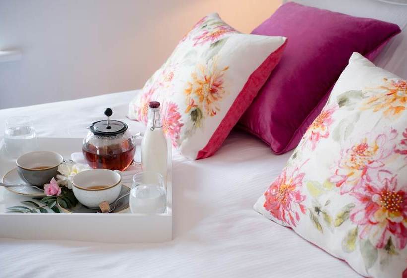 Bed and Breakfast The Churchill Arms