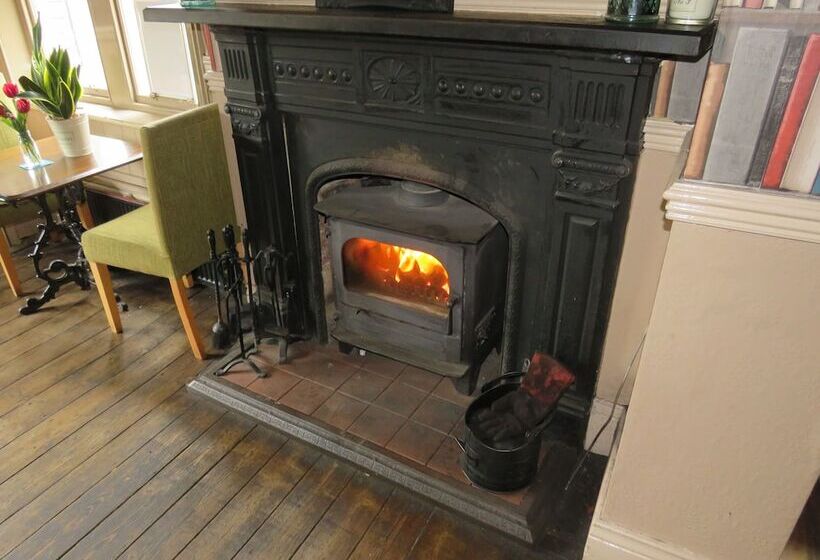 مبيت وإفطار The Queens Arms Hotel Acomb