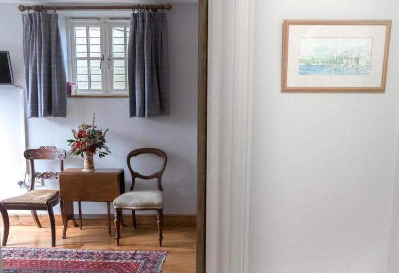 Bed and Breakfast The Rear Of The Plough,everdon