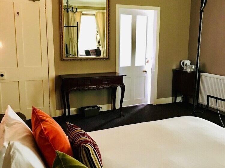 Invershin Hotel Bunkhouse & Bar