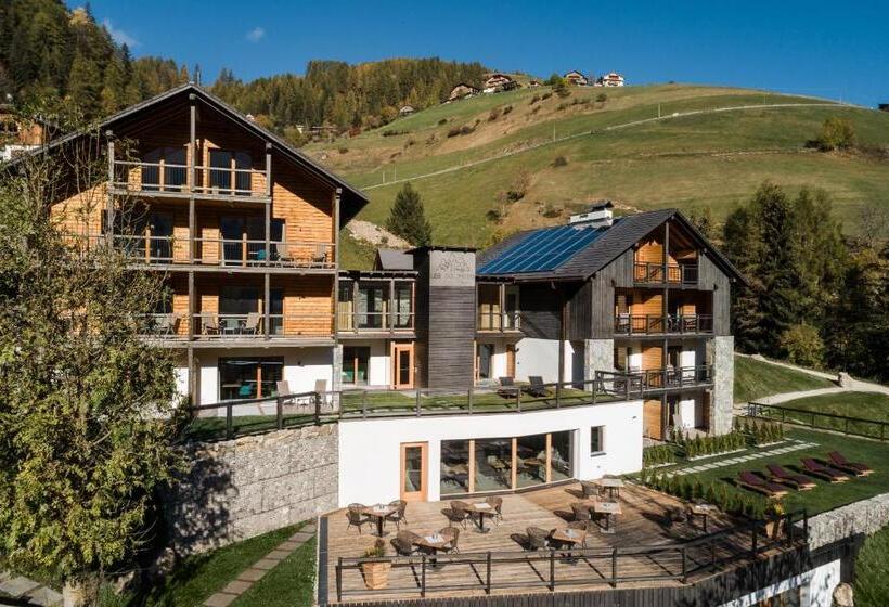 Les Dolomites Mountain Lodges