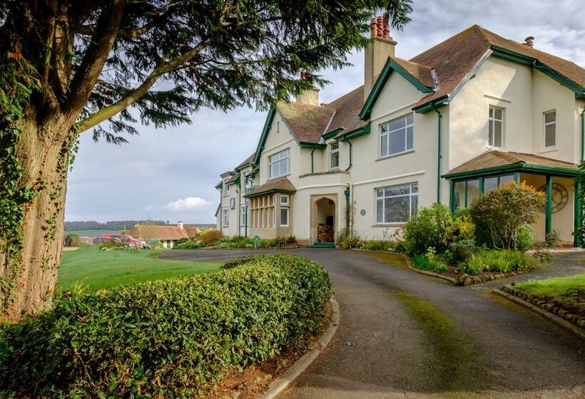 بنسيون Cedar House