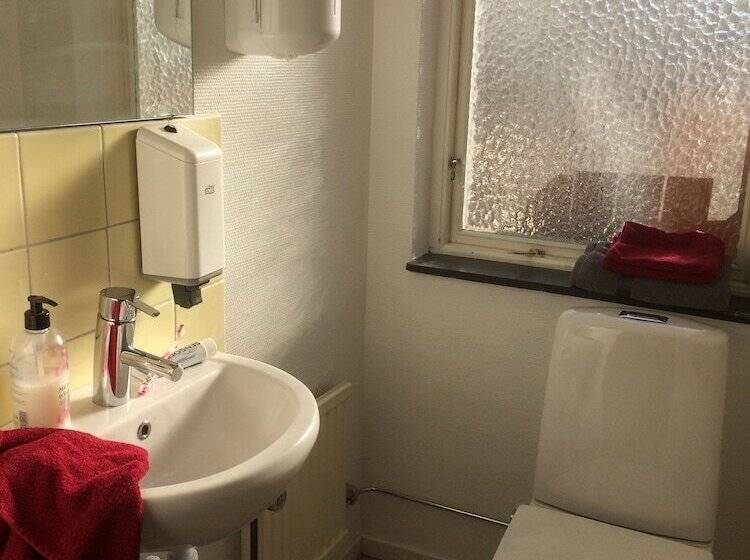 Hållsta Home Vandrarhem   Hostel