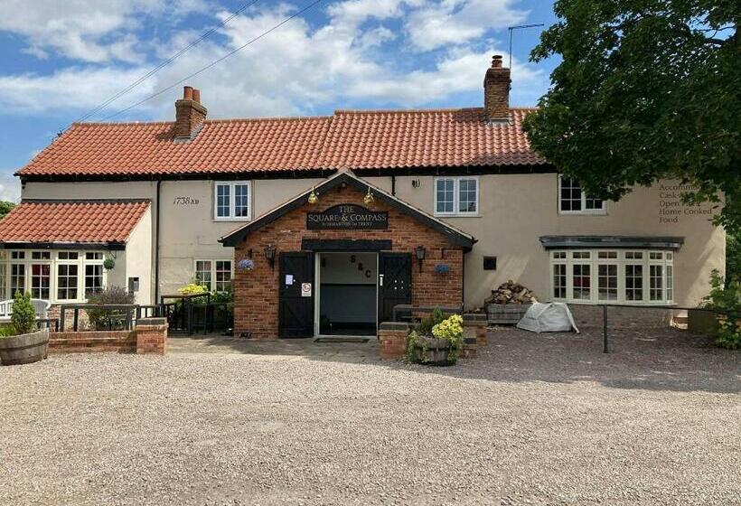 Отель Square And Compass