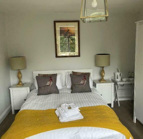 Отель Square And Compass