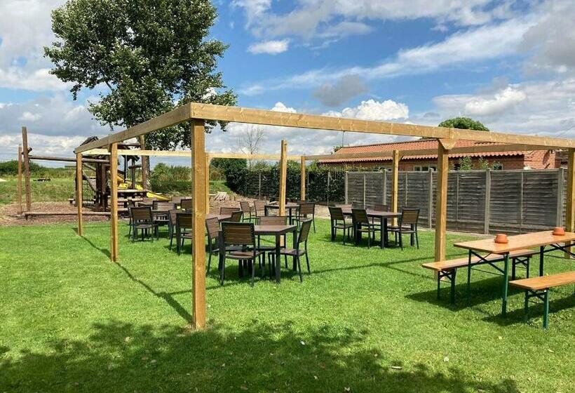 Отель Square And Compass