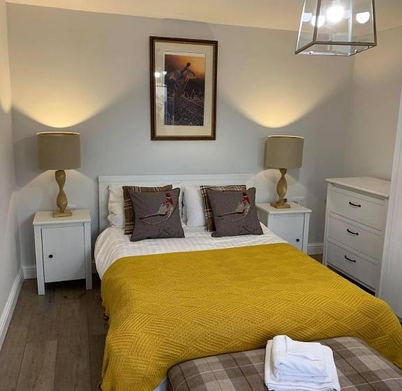 Отель Square And Compass