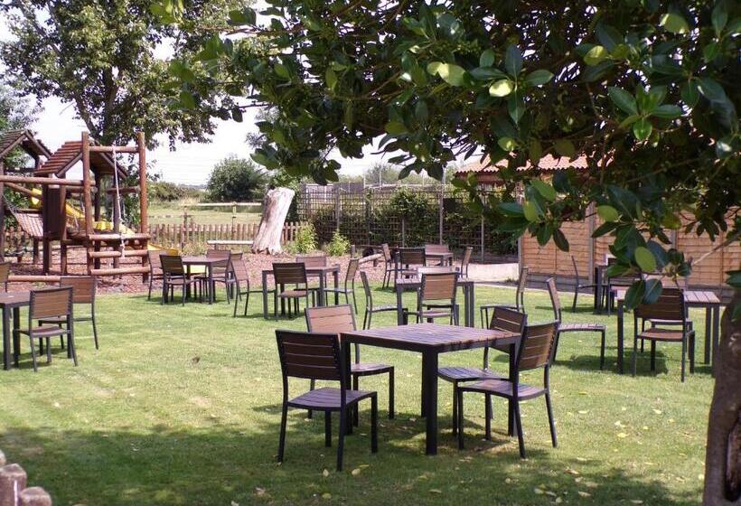 Отель Square And Compass