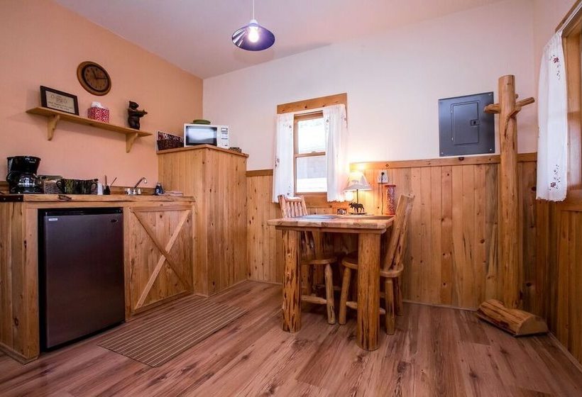 فندق على الطريق Homestead Cabin Resort