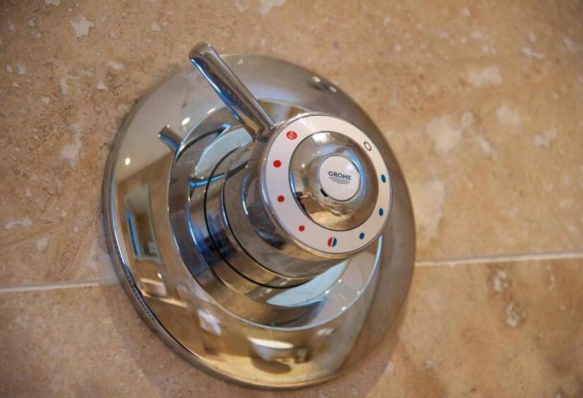 فندق صغير Tudor Lodge Bed & Breakfast