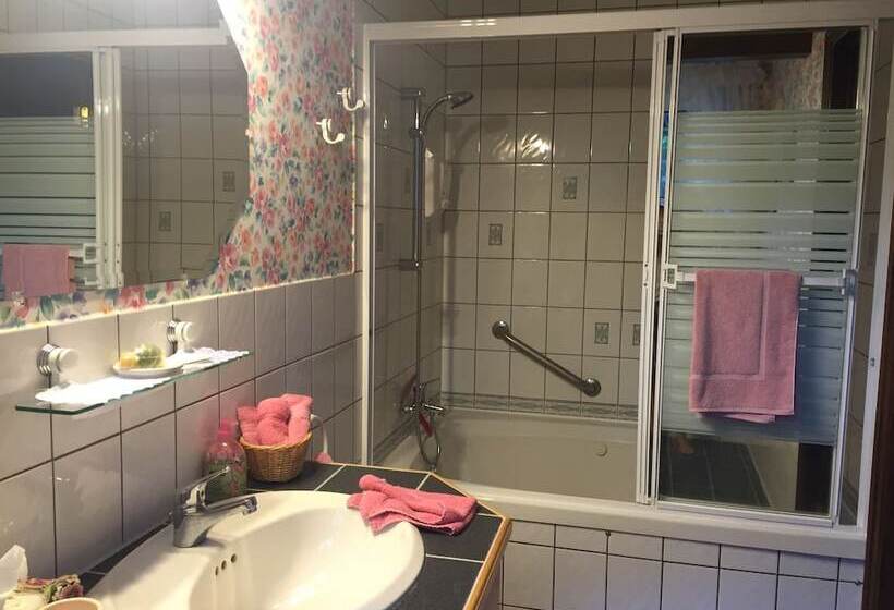 مبيت وإفطار Chalet Rosemarie