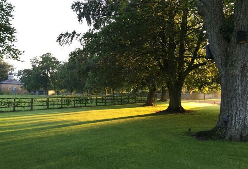 צימר Chippenham Park Garden Rooms
