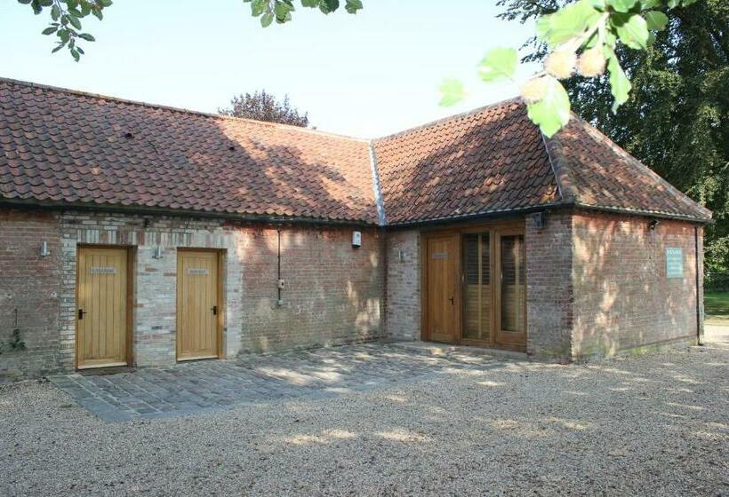 צימר Chippenham Park Garden Rooms