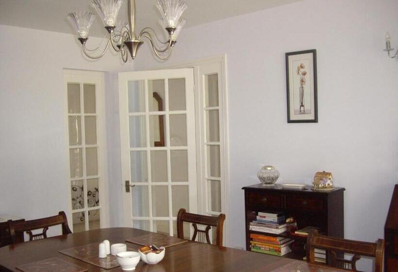 민박 The Coach House