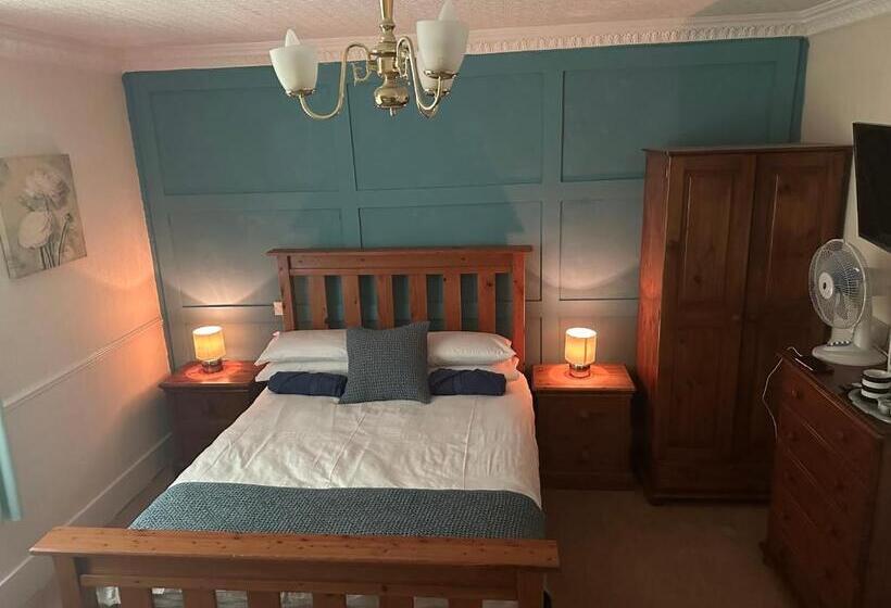 مبيت وإفطار The Penruddocke Arms