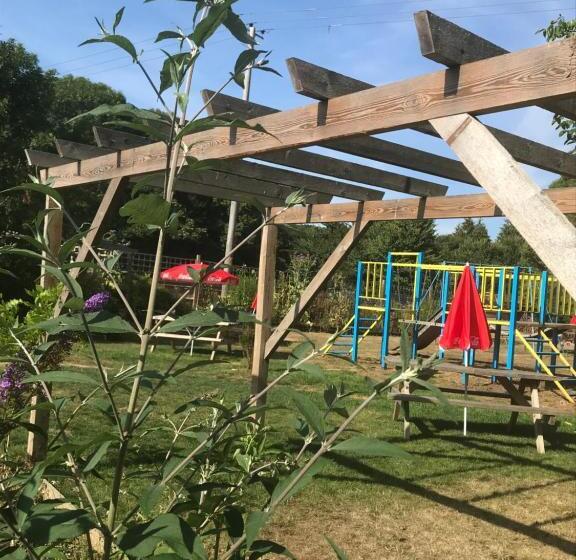 مبيت وإفطار The Penruddocke Arms