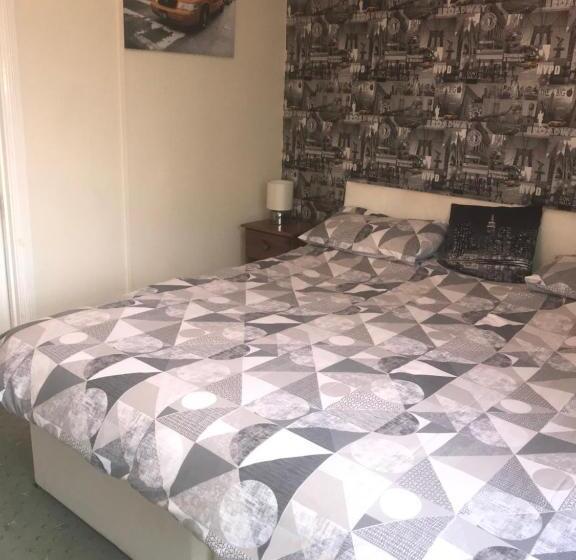 مبيت وإفطار The Penruddocke Arms