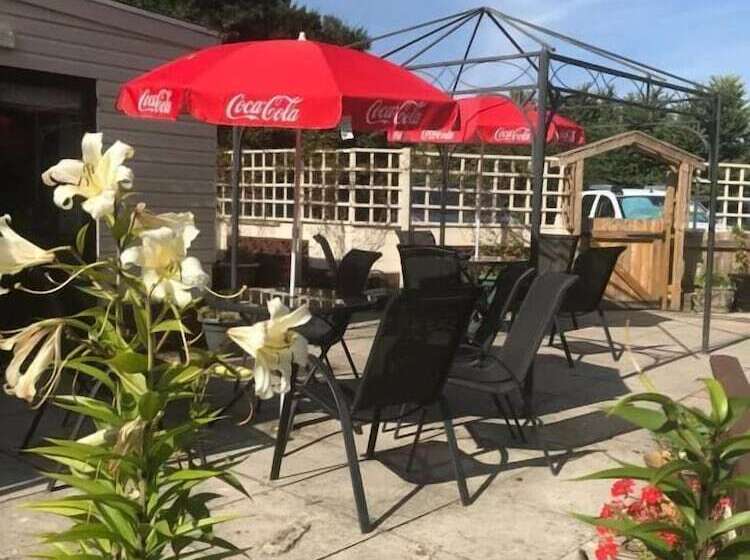 住宿加早餐  The Penruddocke Arms